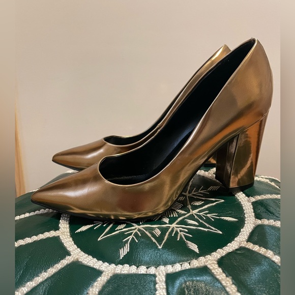 Marc Fisher gold block heels - Picture 2 of 4